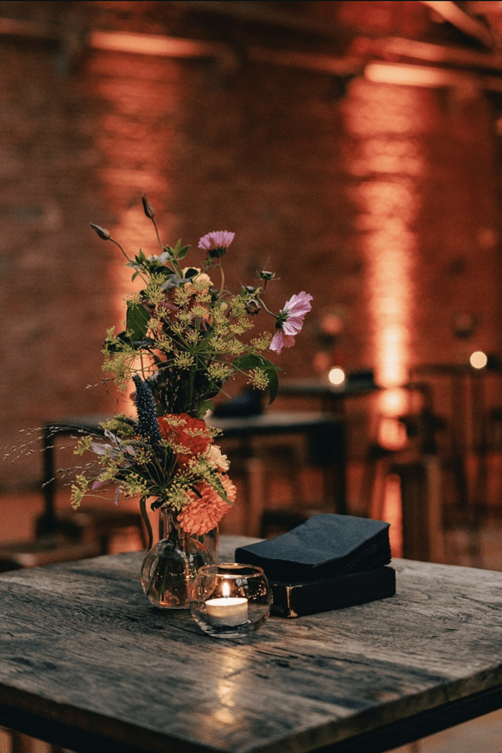 Maison du Bois Table Flowers Light Event