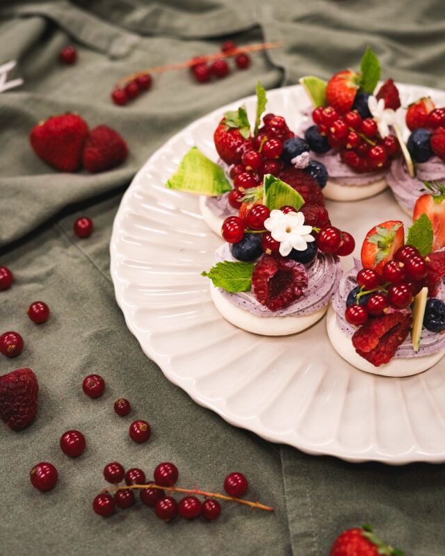 Hello summer ! 🌞 It’s the first day of the season and at KTCHN, we’re celebrating with fresh, seasonal delights like luscious berries. Respecting the seasons is at the heart of what we do 🌿 🍓