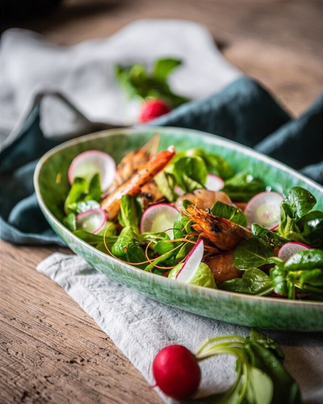 🌞 Planning a summer event? Add a Mediterranean twist with our fresh and colorful prawn, radish, and avocado salad 🌿🦐

#ktchn #ktchncatering #summersalad