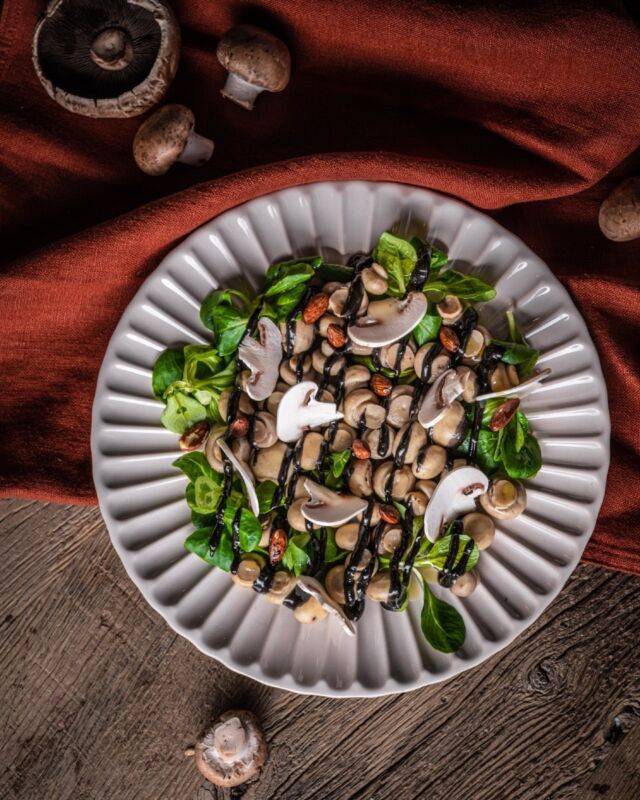 Autumn is coming, and with it, mushroom season! Discover our comforting dish to share: Button mushrooms, verjuice and almond cream 🍄

#ktchn #ktchncatering #foodsharing #autumnflavors