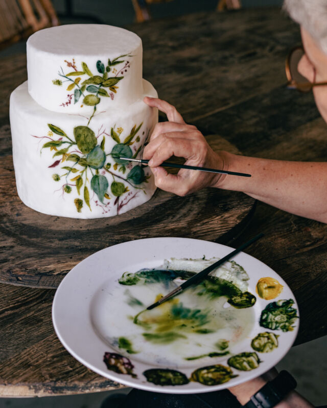 Discover the hand-painted wedding cakes by our pastry chef @despinaantypa 🎂🎨

#ktchn #weddingcake #handpainted