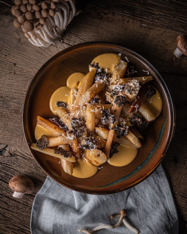 🍂 A seasonal delight for autumn: Salsify, Parmesan cream & truffle. Vegetal flavors meet creamy indulgence, enhanced by the rich aroma of truffle, creating perfect harmony. A dish that captures the essence of fall, both comforting and refined ✨ 

#AutumnSpecial #SeasonalCuisine #FallFlavors