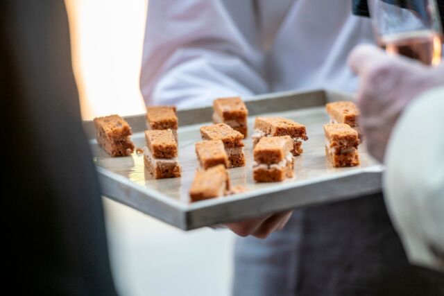 Take your corporate event to the next level with a tailor-made walking dinner by KTCHN ✨👨‍🍳

#ktchncatering #walkingdinner #zakouski #foodsharing