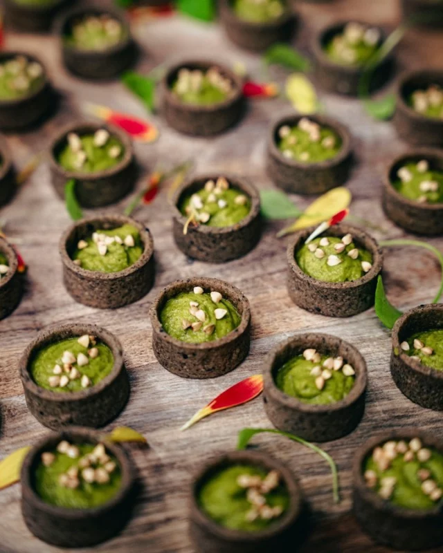 For your event, opt for our healthy and delicious zakouski: buckwheat tartlet topped with a light zucchini mousse. Perfect for a refined and flavorful touch! ✨